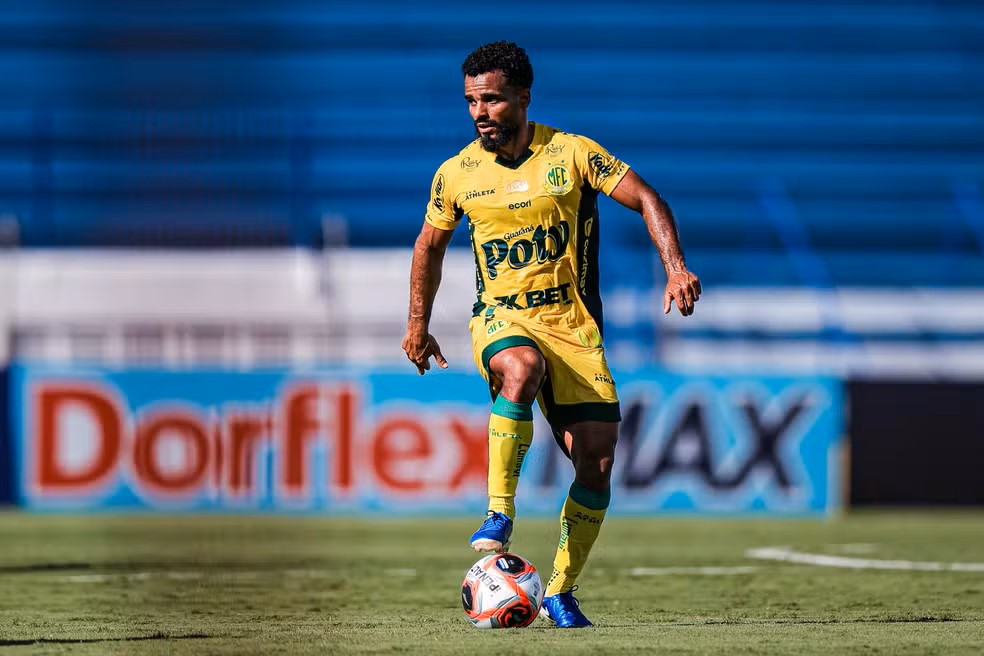 Danielzinho-meia-do-Mirassol-driblando-no-Maiao-em-2025 Bons e Baratos no Cartola FC – 6ª Rodada