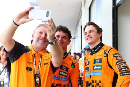Piastri vence Gp de Miami: Selfie entre Zack Brown, Lando Norris e Oscar Piastri