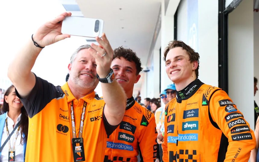Piastri vence Gp de Miami: Selfie entre Zack Brown, Lando Norris e Oscar Piastri