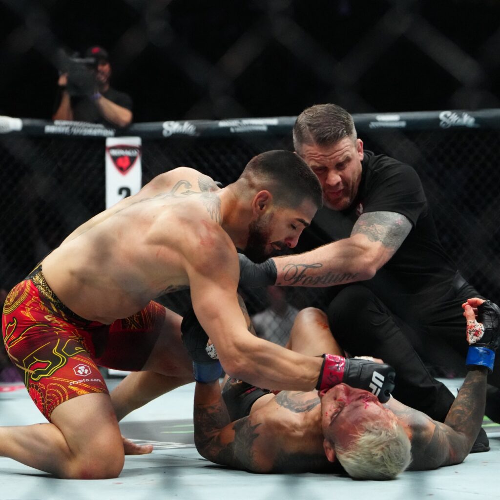 2025-06-29T051918Z_136113503_MT1USATODAY26556251_RTRMADP_3_MMA-UFC-317-TOPURIA-VS-OLIVEIRA-1751174503-1024x1024 Ilia Topuria Nocauteia Charles Oliveira e Conquista Cinturão Peso-Leve no UFC 317