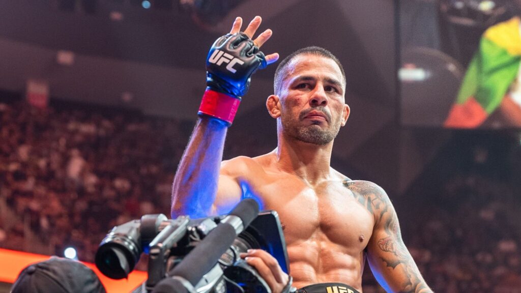 GAME-ARENA-2025-06-29T112042.889-1024x576 Ilia Topuria Nocauteia Charles Oliveira e Conquista Cinturão Peso-Leve no UFC 317