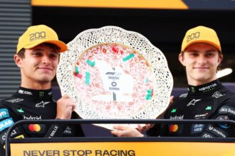 Lando Norris celebra vitória no GP da Hungria 2025 com o companheiro Oscar Piastri