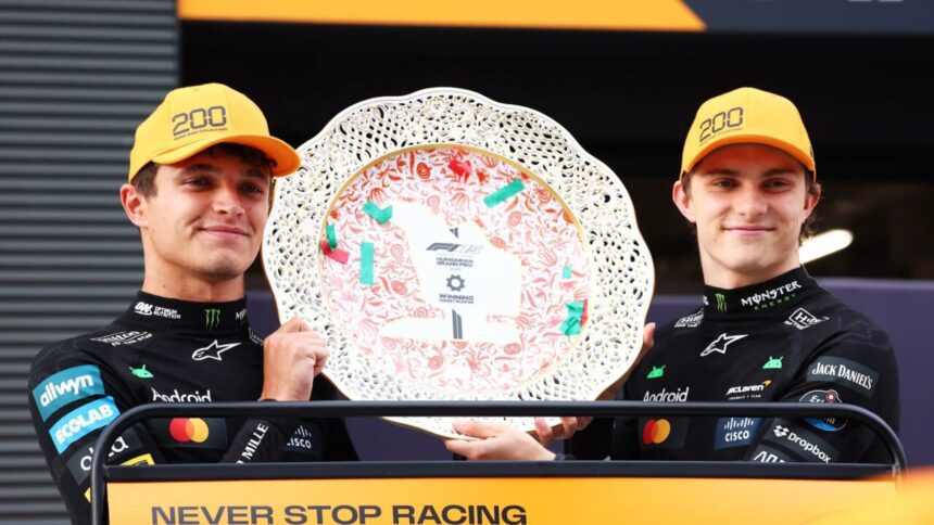 Lando Norris celebra vitória no GP da Hungria 2025 com o companheiro Oscar Piastri