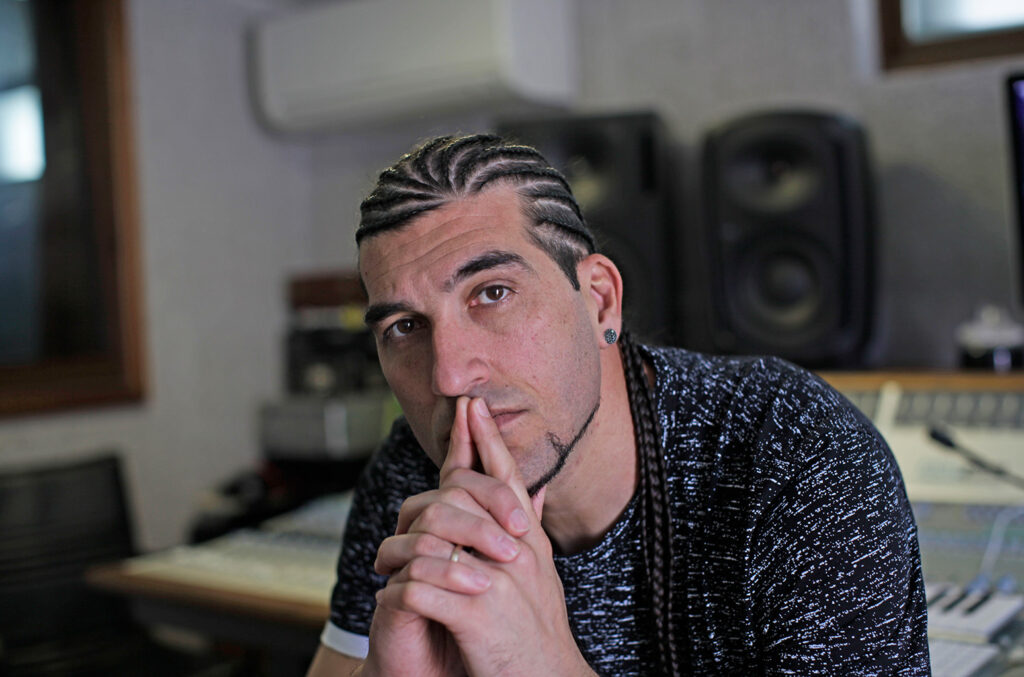 Pinto-Wahin-press-photo-2017-billboard-1548-1024x677 Pinto Ex-Goleiro do Barcelona: De Jogador ao Sucesso no Reggaeton