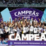 Corinthians campeão Brasileiro Feminino 2025 levanta o troféu