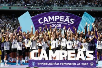 Corinthians campeão Brasileiro Feminino 2025 levanta o troféu