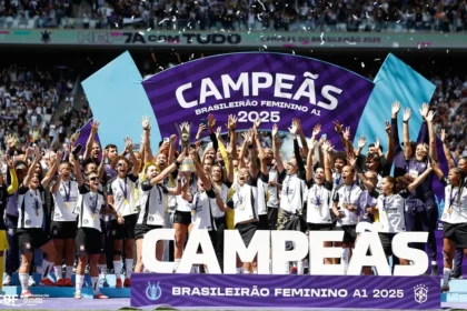 Corinthians campeão Brasileiro Feminino 2025 levanta o troféu