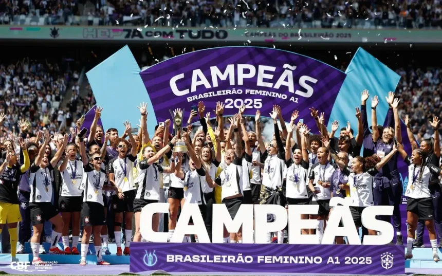 Corinthians campeão Brasileiro Feminino 2025 levanta o troféu