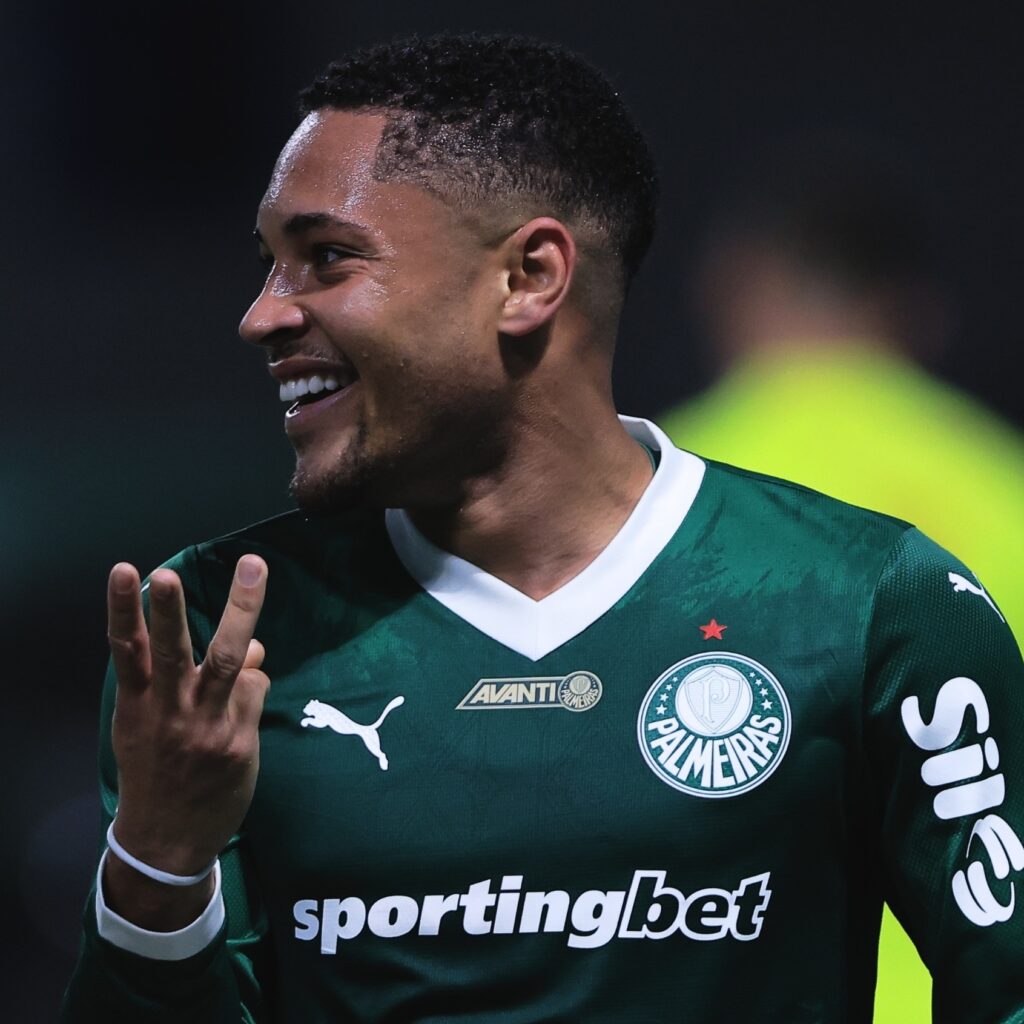 vitor-roque-comemora-seu-terceiro-gol-em-palmeiras-x-inter-jogo-do-brasileirao-1757802666736_v2_1x1-1024x1024 Seleção da 23ª Rodada do Cartola FC: Os Melhores Pontuadores da Rodada