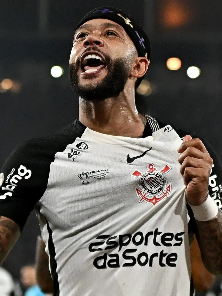 memphis-depay-do-corinthians-festeja-gol-sobre-o-vasco-na-final-da-copa-do-brasil-1766357609380_v2_3x4-767x1024 Corinthians Campeão da Copa do Brasil em uma final marcada por estratégia e personalidade