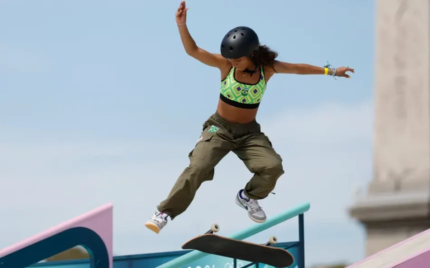 Rayssa Leal em manobra no street