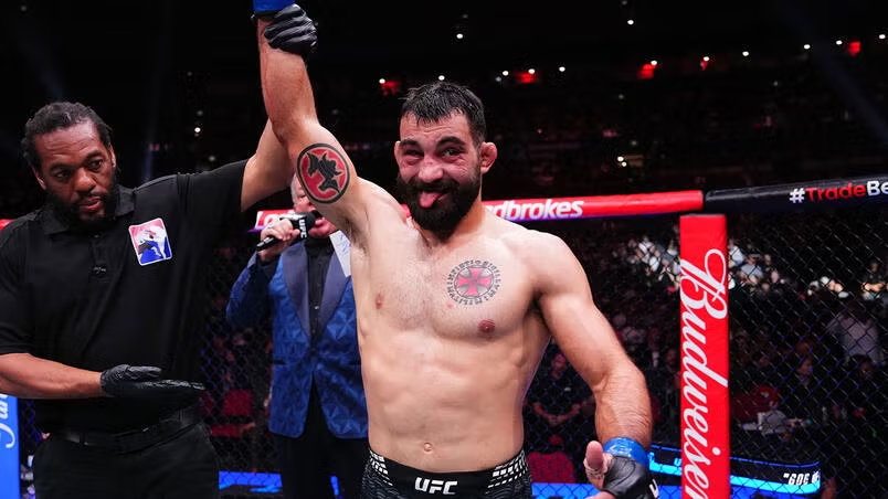 310126-benoit-saint-denis-br-ufc-325-GettyImages-2259324664 Volkanovski Domina Diego Lopes e Iguala Lenda Brasileira em Noite Histórica na Austrália