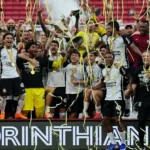 Corinthians levantando a taça da Supercopa 2026