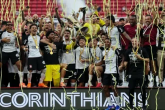 Corinthians levantando a taça da Supercopa 2026