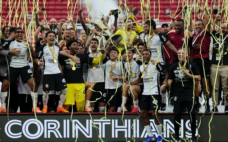 Corinthians levantando a taça da Supercopa 2026