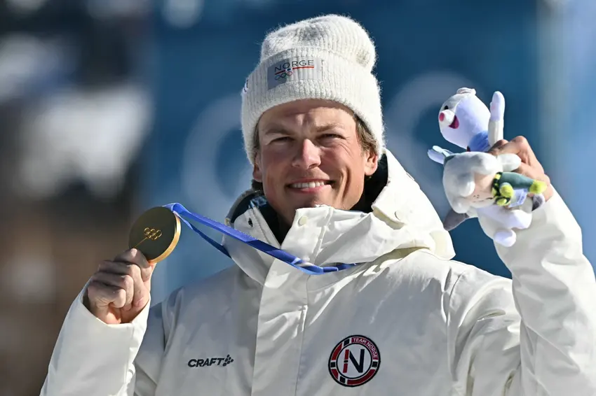 Klaebo maior campeão olímpico comemora ouro no esqui cross-country em Milão-Cortina 2026