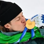 Lucas Pinheiro comemora o ouro no slalom gigante