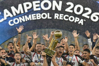 Jogadores do Lanús comemorando o título da Recopa Sul-Americana 2026 no Maracanã