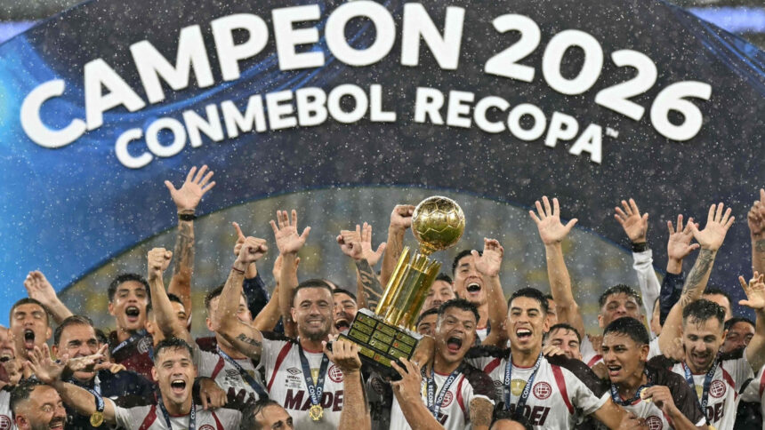 Jogadores do Lanús comemorando o título da Recopa Sul-Americana 2026 no Maracanã