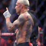 Charles Oliveira celebra vitória no UFC 326 sobre Max Holloway em Las Vega