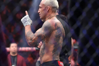 Charles Oliveira celebra vitória no UFC 326 sobre Max Holloway em Las Vega