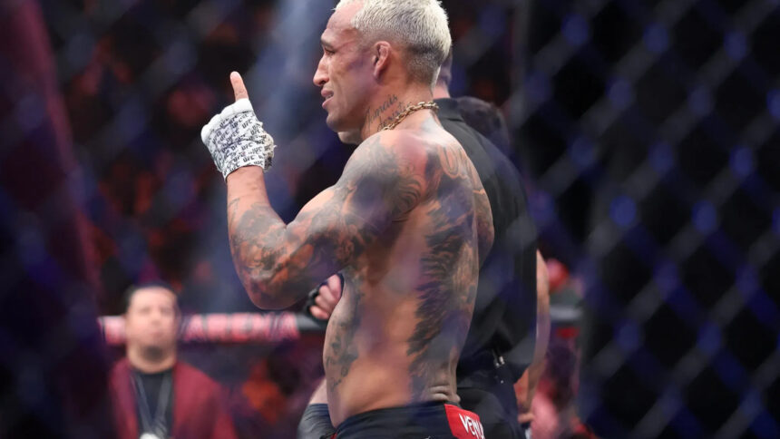 Charles Oliveira celebra vitória no UFC 326 sobre Max Holloway em Las Vega