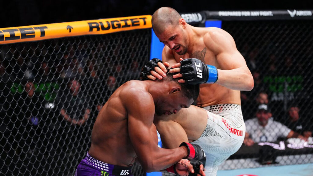 ufc-octogono-2-1280x720-1-1024x576 Pyfer Nocauteia Adesanya e Muda o Peso-Médio do UFC de Vez