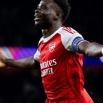Bukayo Saka comemora o gol que classificou o Arsenal para a final da Champions League 2026