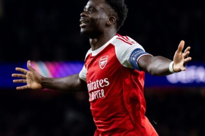 Bukayo Saka comemora o gol que classificou o Arsenal para a final da Champions League 2026