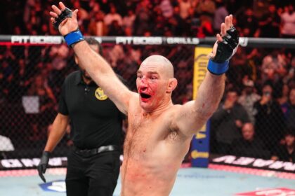 Sean Strickland comemora reconquista do cinturão dos médios no UFC 328 em Newark