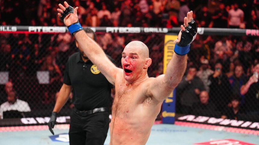 Sean Strickland comemora reconquista do cinturão dos médios no UFC 328 em Newark
