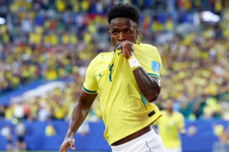 Vinícius Júnior comemora gol no Brasil 3 a 0 Escócia pela Copa 2026