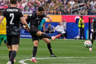 Stephen Eustáquio marcou o gol que garantiu o Canadá nas oitavas da Copa do Mundo 2026