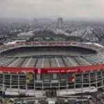 estádio Azteca lotado, bandeira do México e placar 2 x 0