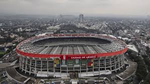 estádio Azteca lotado, bandeira do México e placar 2 x 0