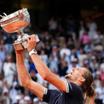 Zverev ergue o trófeu de campeão de Roland Garros