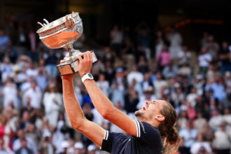 Zverev ergue o trófeu de campeão de Roland Garros