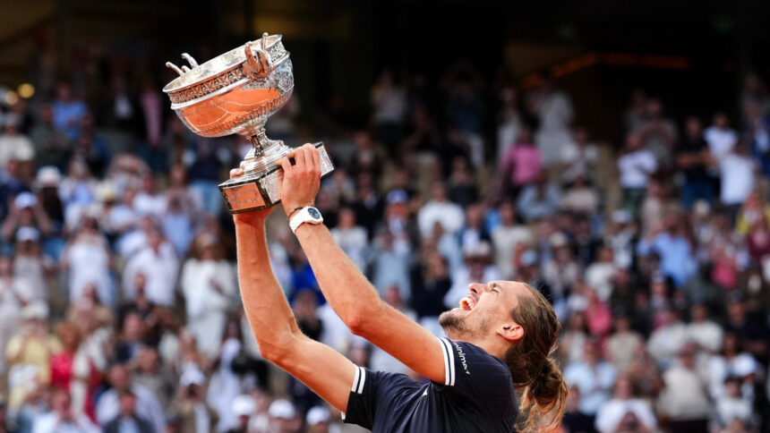 Zverev ergue o trófeu de campeão de Roland Garros