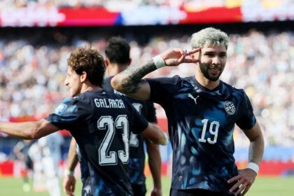 Julio Enciso comemora gol no jogo em que Paraguai supera Alemanha nos pênaltis