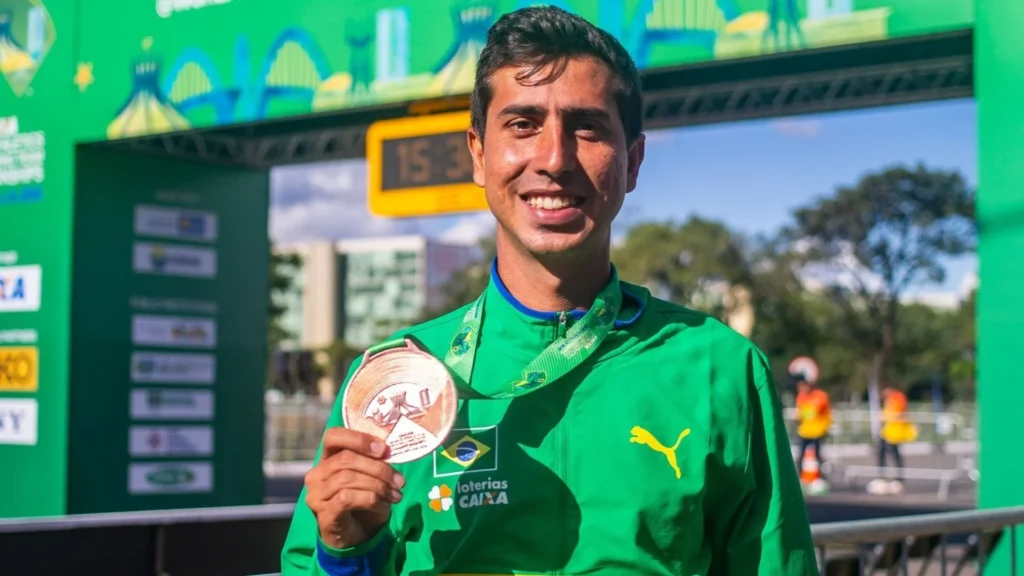 Arte-com-Caio-Bonfim-o-tempo-de-1h24min30s93-e-a-indicacao-de-recorde-sul-americano-1024x576 Caio Bonfim no Troféu Brasil quebra recorde e lidera ranking mundial