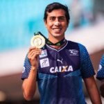 Caio Bonfim competindo na pista durante a marcha atlética no Troféu Brasil.