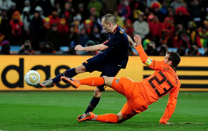 Iniesta-marcando-o-gol-do-titulo-espanhol-na-final-da-Copa-de-2010-1 Espanha x Argentina: final da Copa vale o tetra argentino ou o bi espanhol