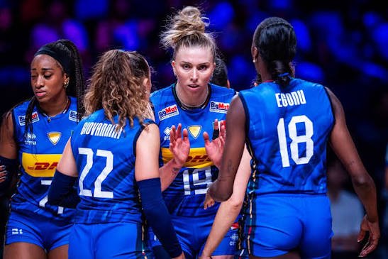 Italia-comemorando-a-medalha-de-bronze-em-Macau Final da VNL feminina: Turquia vence o Brasil e conquista o título
