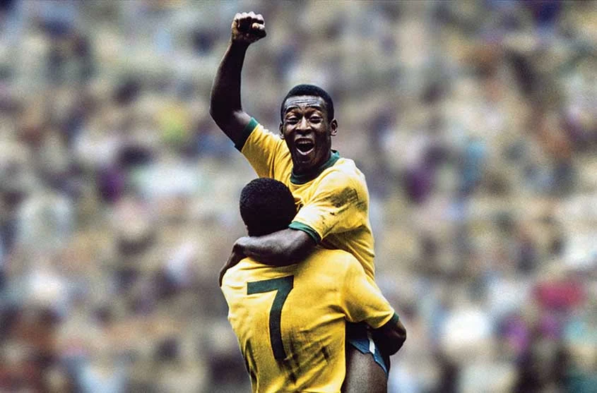 Pele-comemorando-um-gol-na-Copa-do-Mundo-de-1958 Jogadores mais jovens da Copa: o top 10 histórico dos estreantes