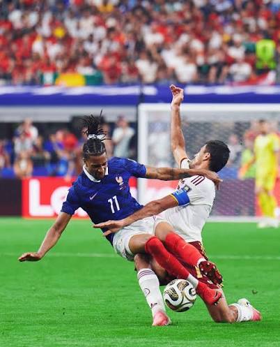 Rodri-e-Fabian-Ruiz-pressionando-Michael-Olise-no-meio-campo Espanha na final: domínio elimina a França na Copa