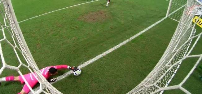 camera-instalada-proxima-a-linha-do-gol Impedimento semiautomático estreia no Brasileirão e abre nova era no VAR