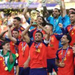 Espanha campeã da Copa 2026 ergue a taça no MetLife Stadium