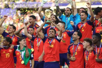 Espanha campeã da Copa 2026 ergue a taça no MetLife Stadium