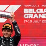 Kimi Antonelli comemora a vitória no GP da Bélgica 2026 no pódio de Spa-Francorchamps