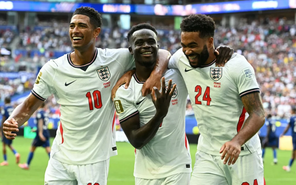 jogadores-da-Inglaterra-comemorando-a-vitoria-sobre-a-Franca-e-a-conquista-1024x640 Inglaterra vence a França em jogo de dez gols e conquista o terceiro lugar da Copa